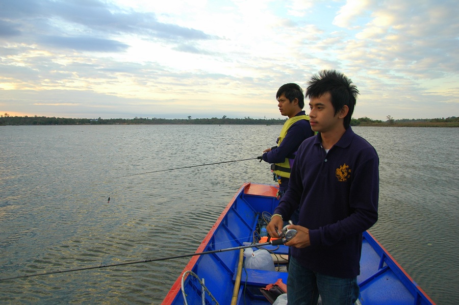 วันนี้เราลงเรือกันสามคนครับ