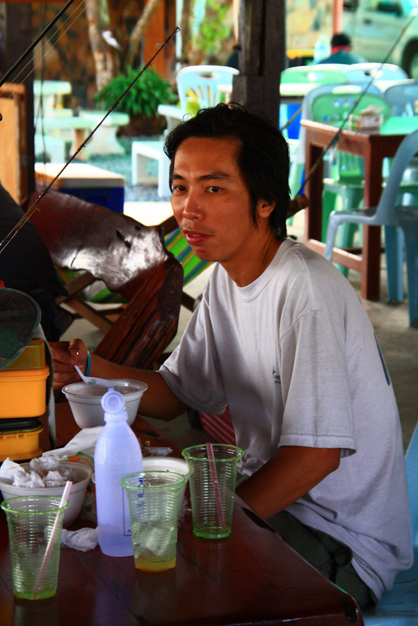 คนหล่อก้อหล่อกันไป...คนเดี้ยงก้อนั่งกินข้าวต้ม แล้วทำหน้าเจื่อนๆ แบบนี้....
 :laughing: :laughing: 