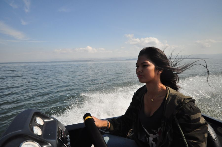 ขับเรือ.....เที่ยวน้ำตกที่เขื่อนศรี
