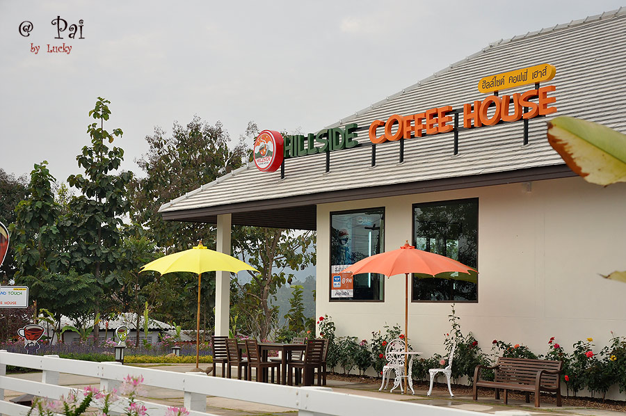 ยอมรับร้านกาแฟที่นี่ค่ะ ว่าบรรยากาศแจ่ม จริงๆค่ะ :umh: :umh: :love: :love: