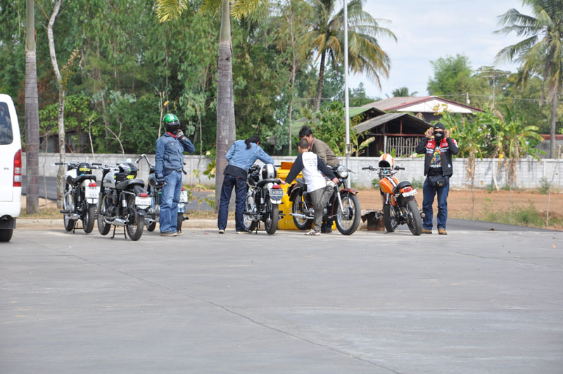 แวะปั๊มแถวๆสี่แยกวัฒนานคร   เจอกับกลุ่ม Classic Bike เลยเก็บภาพมาหน่อย 