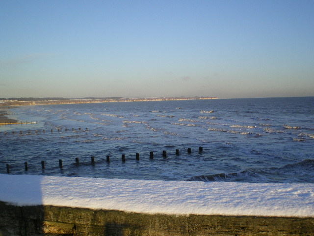 ยืนบน Brid Pier ที่เราจะตกปลากันครับ มองออกไปชายฝั่งทะเล North East Coast ของเขาครับ