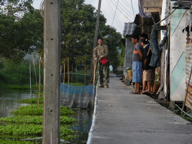 ขับรถมาอีกหน่อย..เข้ามาตีบนทางเดินเท้าข้างทาง...มีกองเชียร์ด้วย...แล้วก็มีคำถาม  ถามมาว่า...ไม่ได้เก