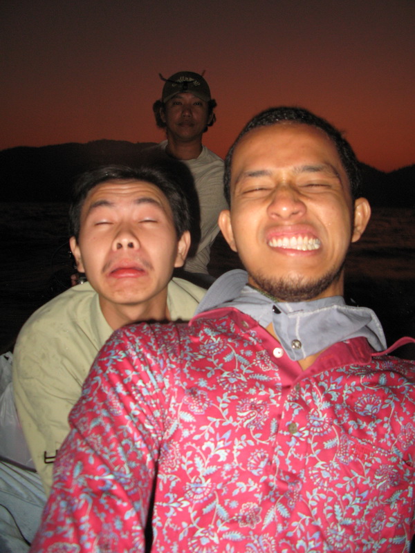 
    อ้าว..??   เลยพากันทำหน้า สู้แบบ กลัวคร๊าบบบบบ...แต่สู้คร๊าบบบบบบบบบ....

 :laughing: :laugh