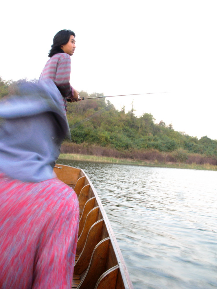 
    น้าเอก ลุกขึ้นก่อนเลย........ขนาดเรือยังไม่หยุดวิ่งเลยนะนี้.............แจ๋วววววววววว 

 :gr
