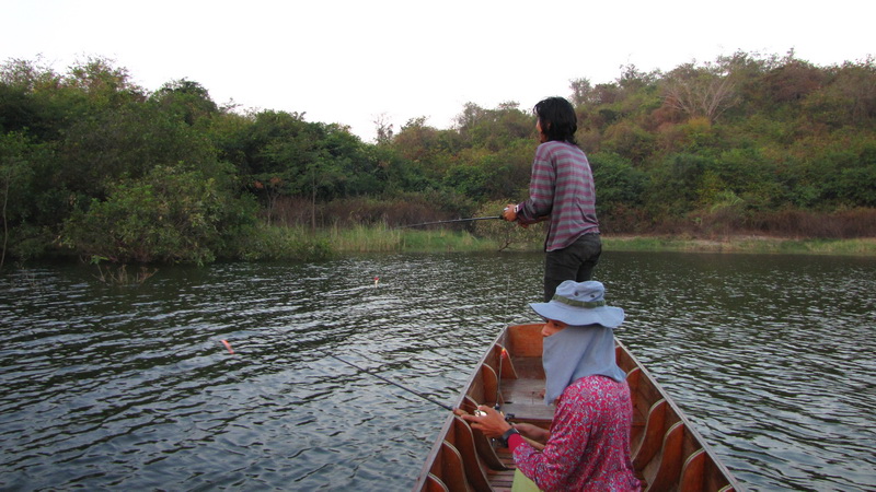 
   เริ่มกันแล้ว....น้าเอก อยู่หัวเรือหวดก่อนแบบนี้มีหวังได้ปลาก่อนเพื่อนแน่ๆๆ      เห็นเค้าว่าอยู่