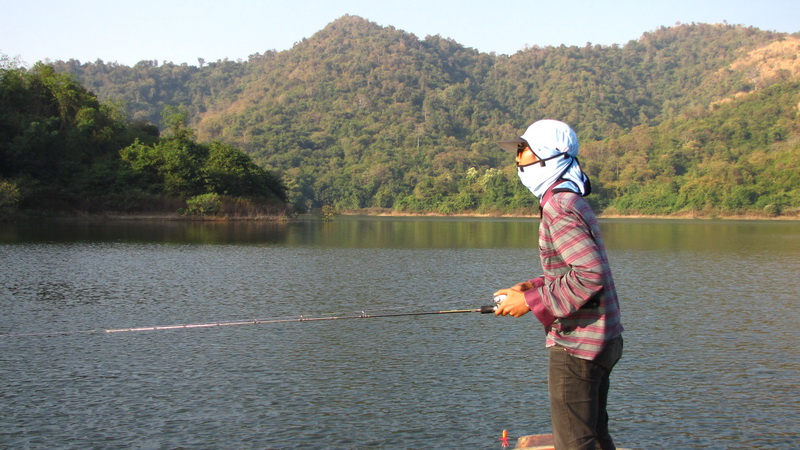 
   น้าเอก อยู่หัวเรือ ได้เปรียบกว่าหวดได้คล่องแคล้ว....น่าได้ตัวแน่ๆๆ......เอาสู้โว้ยยยยยยย...

