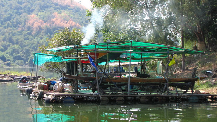 
    มาหม่ำข้าวกันก่อนดีกว่าครับ..........................ร้านอาหาร กลางน้ำ บรรยากาศสุดยอด...ได้นั่