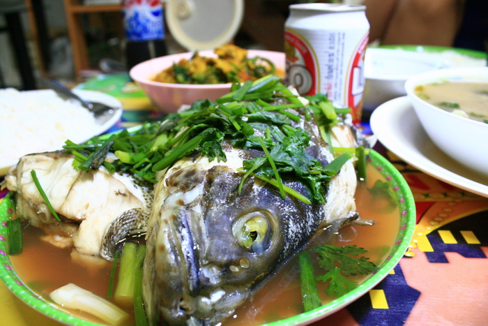 อีกรูปกะอาหารอร่อยๆ  ปลาเก๋านึ่งซีอิ๊ว  ปลาเก๋าต้มยำ  เมนูปลา  :umh: :umh: :umh: