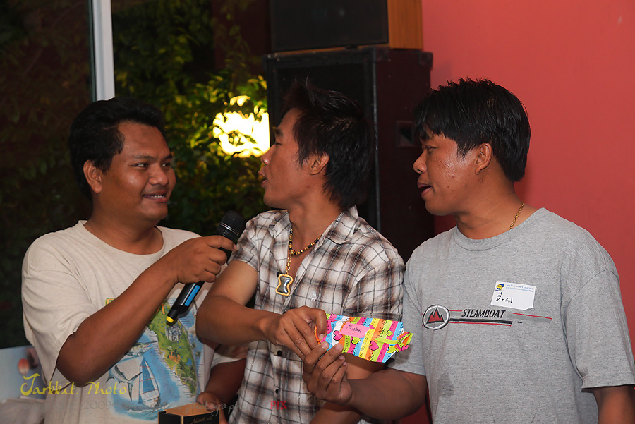 น้ามาดทำหน้าที่พิธีกรก็สัมภาษณ์ เข้าไป   :grin: :grin:

__________________________________________