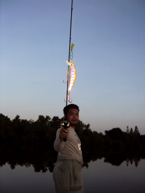 เขาใช้ L-minnow กัน ผมก็ใช้มั่ง

อย่าเพิ่งหัวเราะนะครับ  ที่ดึงกางเกงขึ้นมาแบบนั้น

เป็นเพราะผมก