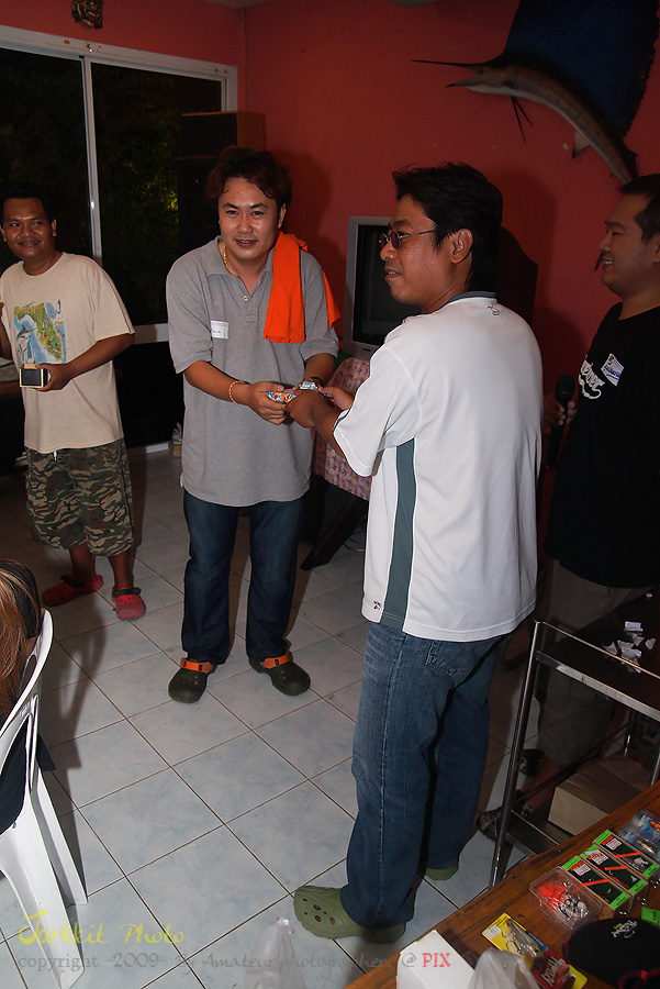 จับฉลากกันไปเรื่อยๆ คนนึงได้ คนนึงให้  งานนี้เพลินเลยครับ   :smile: :smile: