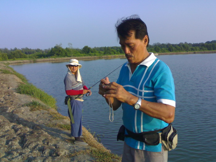  :grin:เฮีย กำลังจะถ่ายรูปปลาอีกตัวครับ :grin: