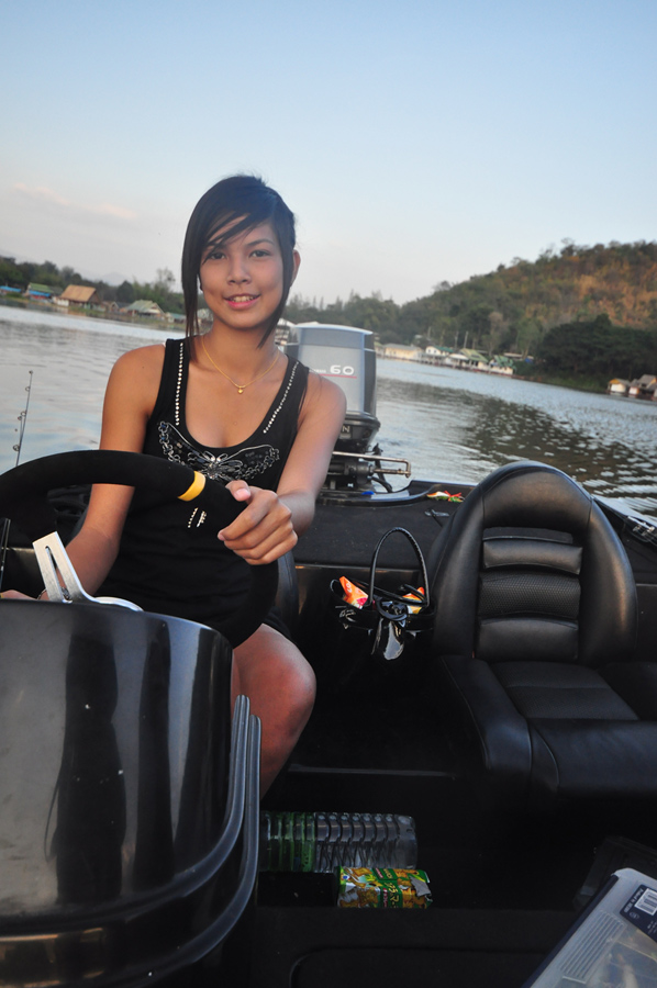 ขับเรือเล่นก่อนกลับค่ะ :love: :love: :love: :cheer: :cheer: :cheer: