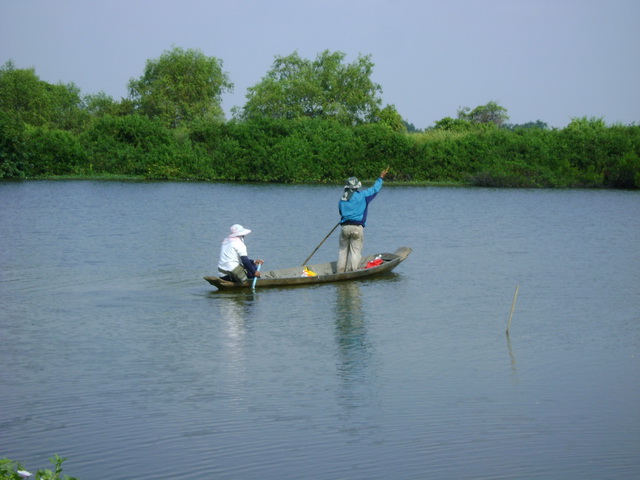 สองคนนั้น พายเรือเข้าไปด้านใน เห็นบอกว่ากัดดีแต่ไม่ยักกะได้ตัว  :sad:

---------------------------