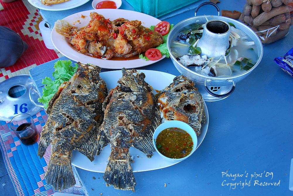 
มาแระ อาหารมื้อแรกที่แพเพชรฟ้า    เอ๊ยซ้งมีแถมมะขามหวานให้อีกถุงนึงด้วย     ขอบคุณครับ   :grin: :g