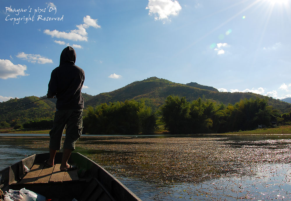 
ขี่เรือมาประมาณครึ่งชั่วโมง  ก็ถึงหมายเป็นแนวสาหร่ายสวยมากๆแต่แดดยังแรงอยู่ กลัวผิวเสียจัง  :grin: