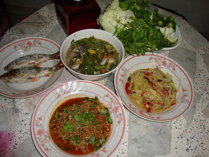 เมนูรวมมื้อเย็น [b]กระสูบเผาเกลือ+ต้มแซ่บกระสูบใส่ต้นหอม(แปลกๆเนอะ)+ส้มตำใส่ปูนึ่ง+อร่อยสุดลาบกระสูบ