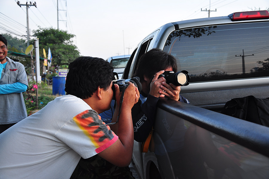 คนนึงแอบถ่าย อีกคนก็ถ่ายต่อ แต่โดน