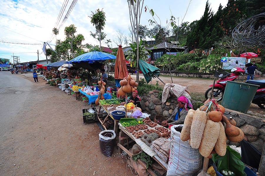 มีตลาด ที่ชาวเขานำสินค้าพื้นบ้านมาจำหน่าย