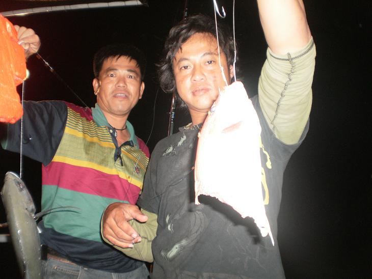  [b]ท้ายเรือ น้าจิมบ่นใหญ่ ตรูจะได้ปลาทั้งทีแต่แมร่งดัยมาแย่งอีก[/b] :laughing: :laughing: :laughing