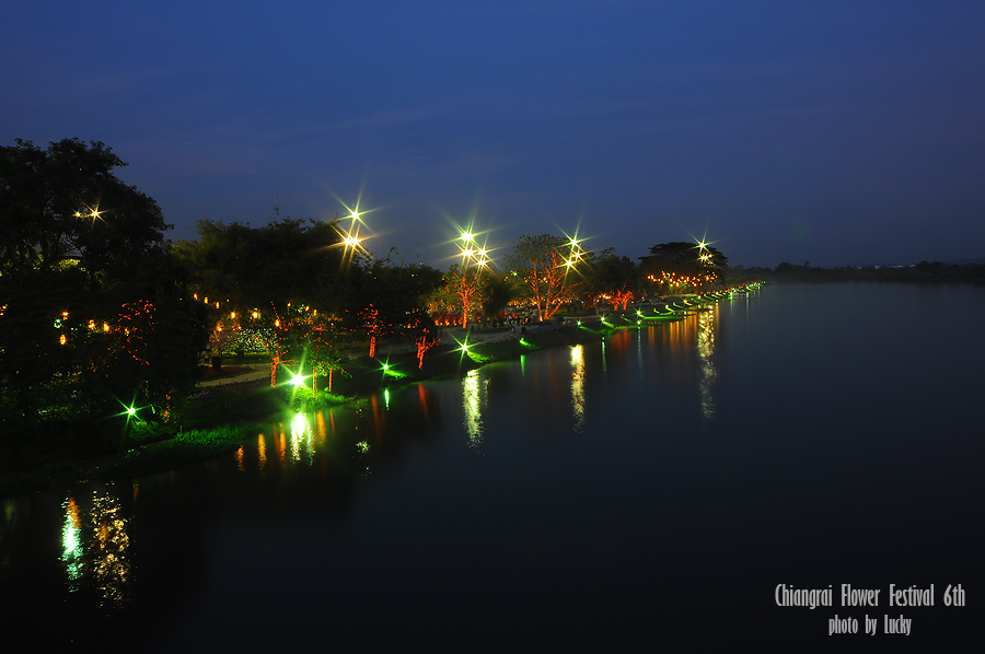บรรยากาศยามเย็น บนสะพานน้ำกกค่ะ เสียดายไม่มีเรือผ่านมาสักลำ :cheer: :cheer: