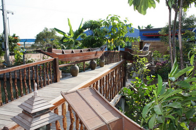 ..สะพานด้านหลังทอดข้ามไปยังห้องน้ำ..
