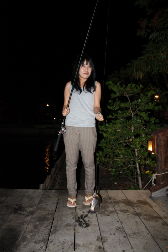 ..ถึงกับถือปลาไม่ไหว ป้าแกบอกวางถ่า