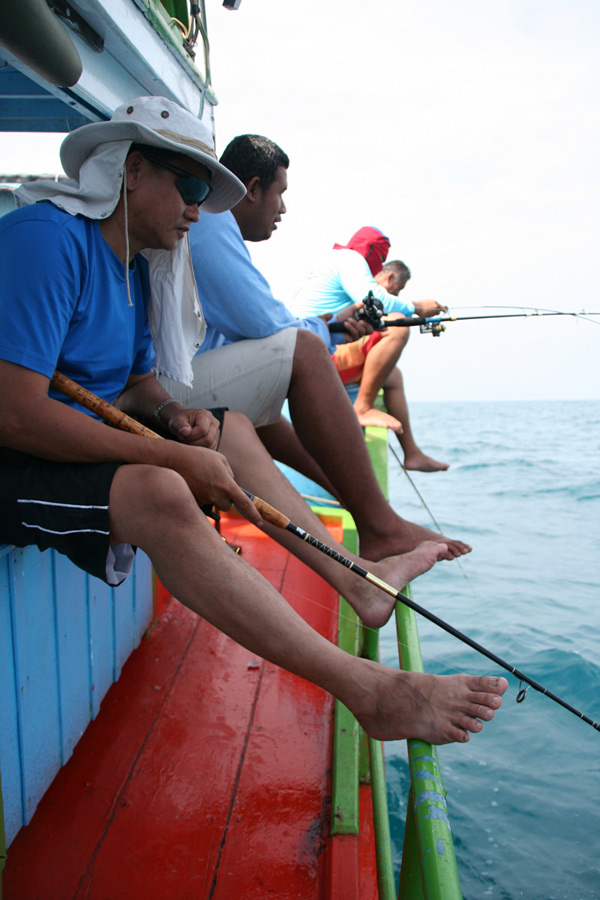 มองจากตำแหน่ง ที่ผมอยู่กลางเรือ ท้ายเรือหน้ากระดาน ตกหมึก  :laughing: :cheer: