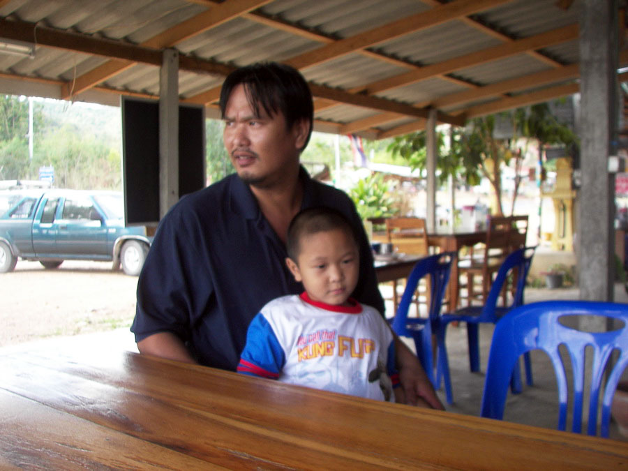 แวะพักรับประทานอาหารก่อนกลางวันกันที่ร้านอาหารข้างทาง  ก่อนเดินทางเข้าสู่พุเข็ม บ้านคุ้มสมุทร