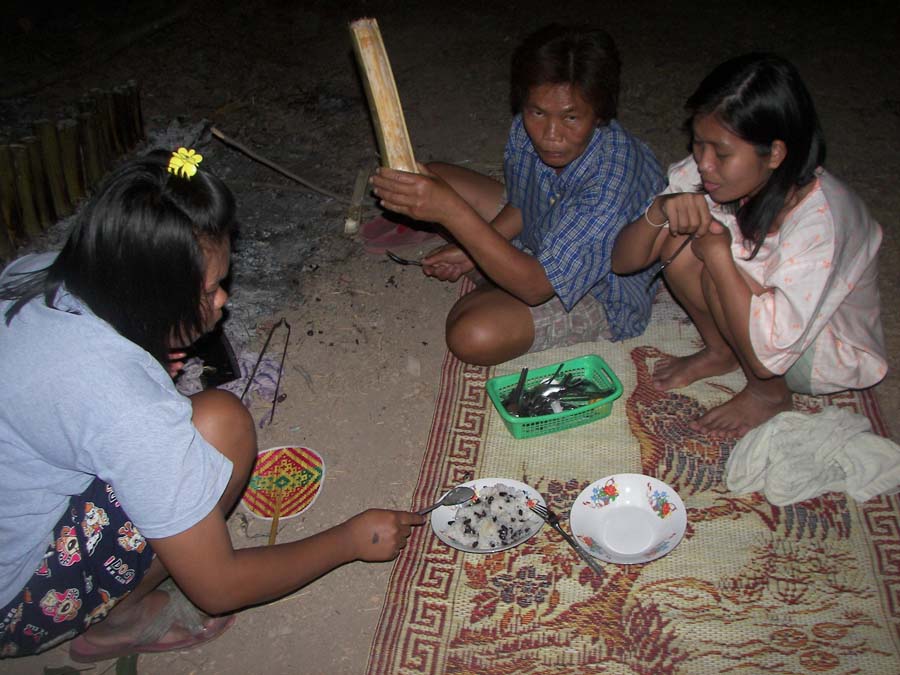ล้อมวงจกข้าวหลาม   :grin: :grin: :grin: