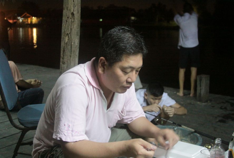 ถึงเมืองไทย ก็นัดเจอกันที่บึงซะหน่อย  :grin:

น้าชัยกำลังกินข้าว โปรติมกำลังตกปลา ส่วนคนที่นั้งซ้า