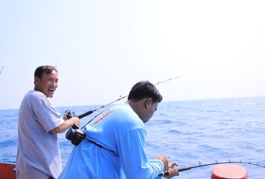 ไต๋แก่สอนวิธีการอัดปลาอินทรีย์ให้น้าอิฐ หมุนกลับอย่างเดียว อย่าเอามือกดสปูนเป็นใช้ได้   :cheer: