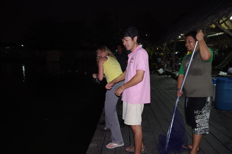 น้าออมมายืนรอ