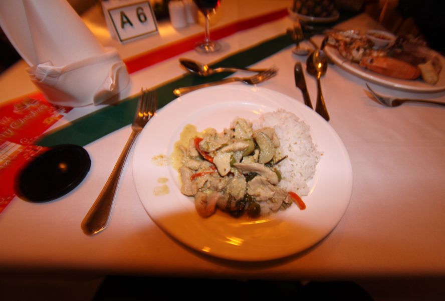 แต่ผมเลือกที่จะกิน  แกงเขียวหวานไก่ ราดข้าว    ทั้งงานผมกินอย่างเดียวเอง  :sad: ....................