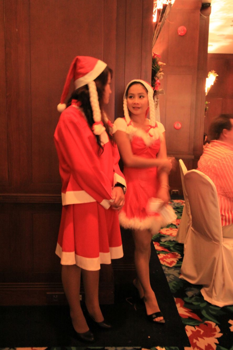 พนักงานก็แต่งตัวให้เข้ากับงาน  :laughing: