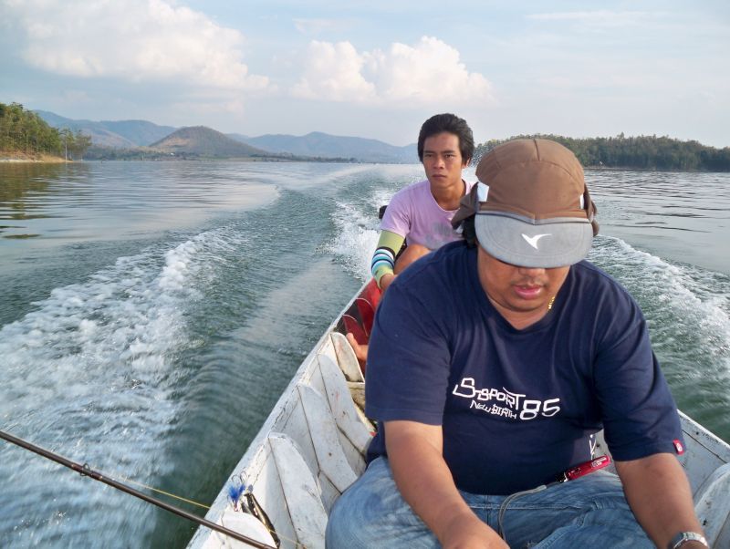 นี่ก็กลัวไม่ทันรีบลงเรือตามไปอย่างไว โดยไม่ลืมลากผมลงไปด้วย:cheer: :cheer: