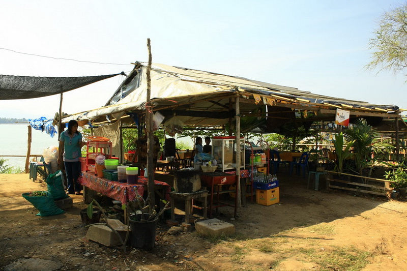 แวะทานข้าว ร้านขางทางริมของ((ชาวลาวออกเสียงแบบนี้ครับ)) ครับ 