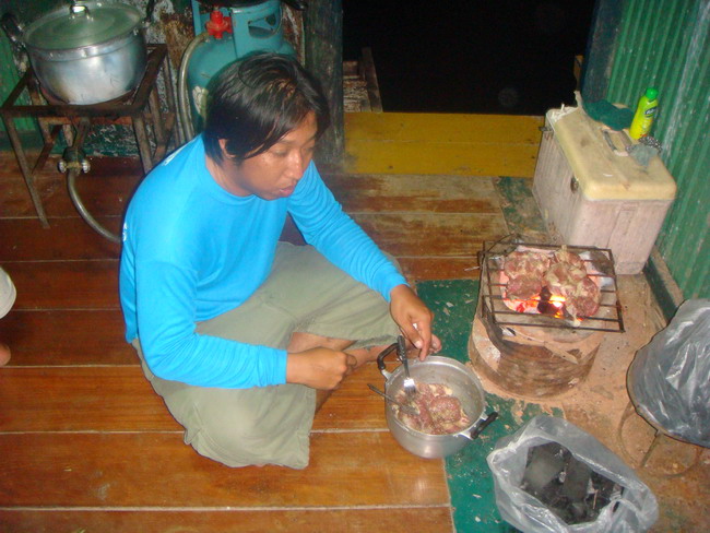 ส่วนน้าเหงียนฯ ก็ภูมิใจเสนอ เนื้อย่าง หมูย่าง ครับวีนนี้  :umh: :grin: :grin: :grin: