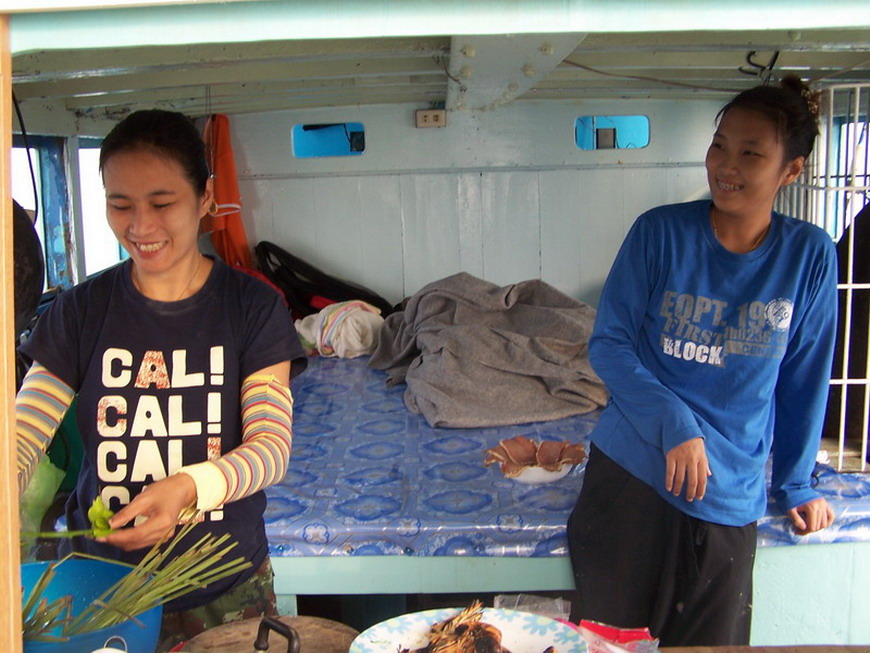 มองไปในครัวก็เห็นพี่แอนกับน้องแคทอบอุ่นจริงๆเรือลำนี้ช่วยกันสุดๆมีแต่พวกผมนี่แหละคอยกินอย่างเดียวไม่