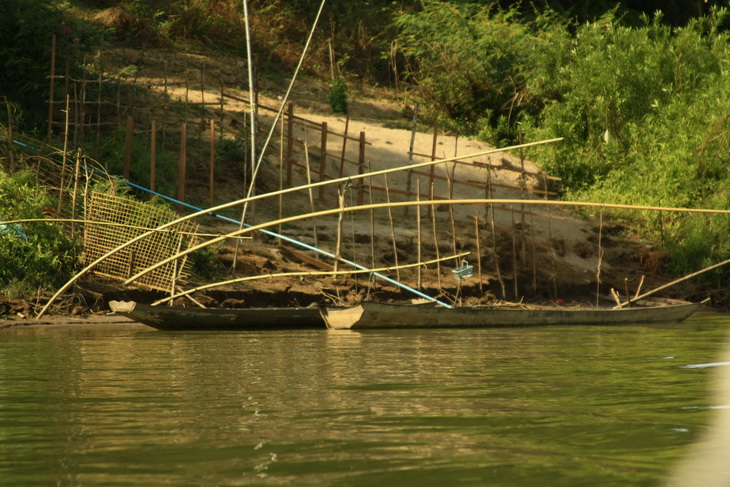 ดูที่จอดเรือของเขาครับ ห้อยเอาไว้เลย  :ohh: :ohh: :ohh: