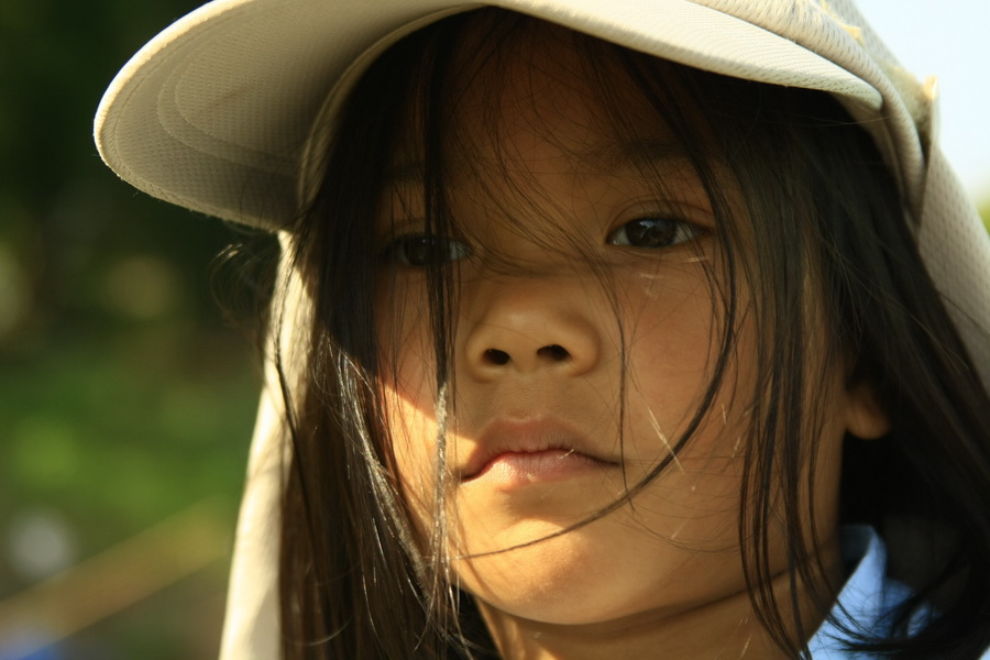 สาวน้อย เริ่มเหม่อมอง ไปรอบตัวกับทิวทัศน์ที่แปลกใหม่