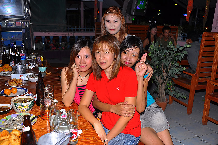 สาวๆขอถ่ายรูปกะ ผบ.ผมสักหน่อยนึง :grin: :grin: :grin:
