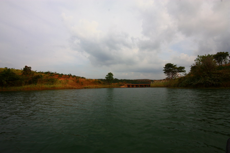 ล่องเรือผ่าน...หมาย อาคารน้ำล้น เคยม