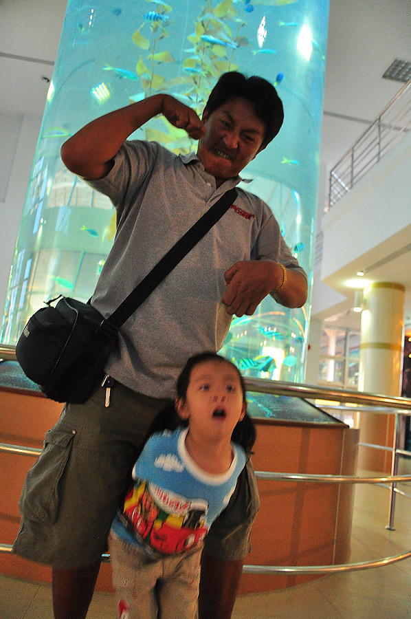 ขอป๊าถ่ายรูปบ้างไม่ได้เหรอ อยู่นิ่งๆก่อนดิ :grin: :grin: :grin:
