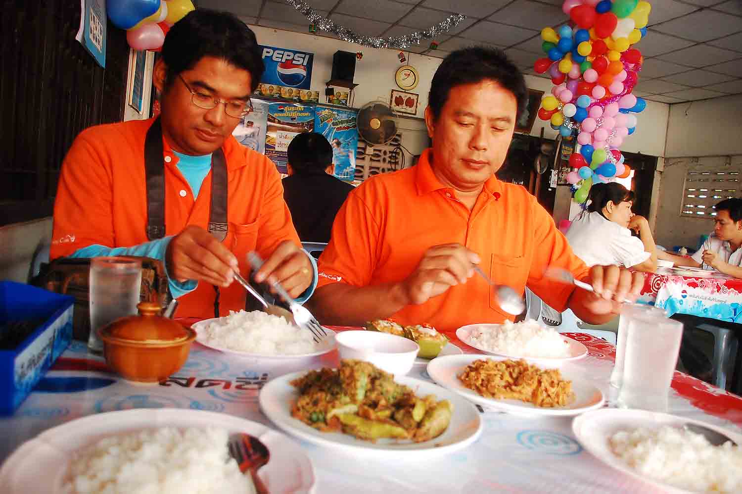 น้าต้อมพามากินข้าวที่ร้าน ไม่มีอั่น อร่อยทั้งร้านจริงๆ  ขอบคุณครับน้าต้อม

 :umh: :umh: :love: :lo