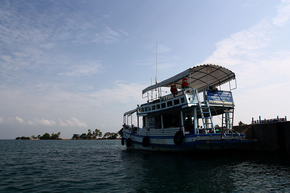 เรือที่มาส่งนักท่องเที่ยวขึ้นเกาะ 
พอสี่โมงเย็นต้องรีบกลับเข้าฝั่งเพราะที่นี่ไม่เปิดให้นักท่องเที่ย
