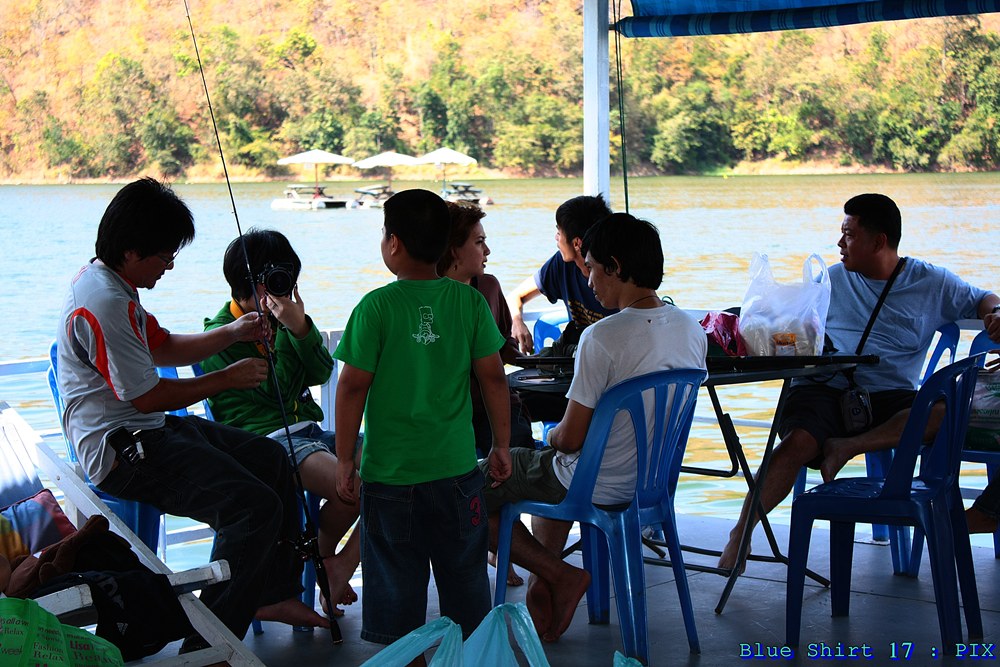 มาถึงแพไม่ทันไรก็คว้าคันเบ็ดก่องเรย :laughing: :laughing: :laughing: :laughing: :laughing:
