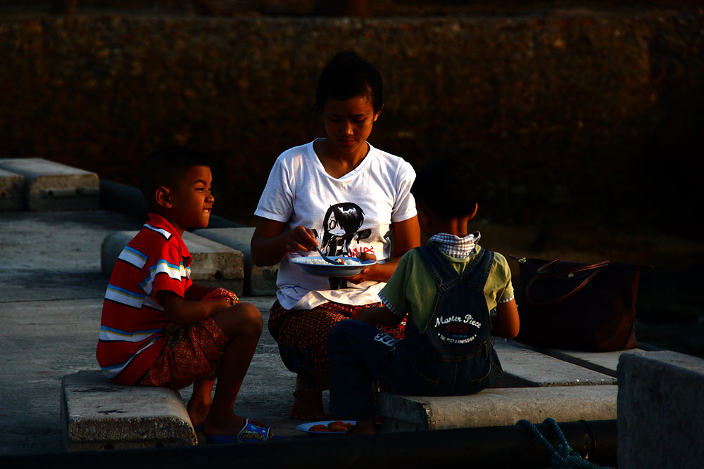 ศิรานีกำลังป้อนข้าวให้กับลูกชายของผมขอรับ
 :cool: