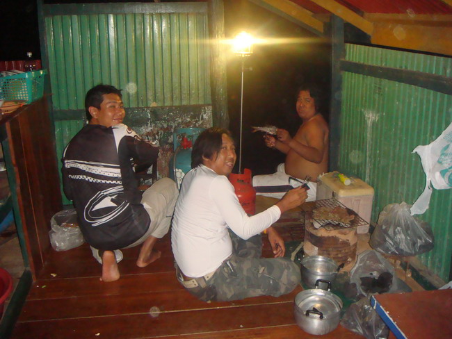 พอกลับมากันครบ ก็ลุย ทำอาหารกันอีกและ   :laughing: :laughing: :laughing: